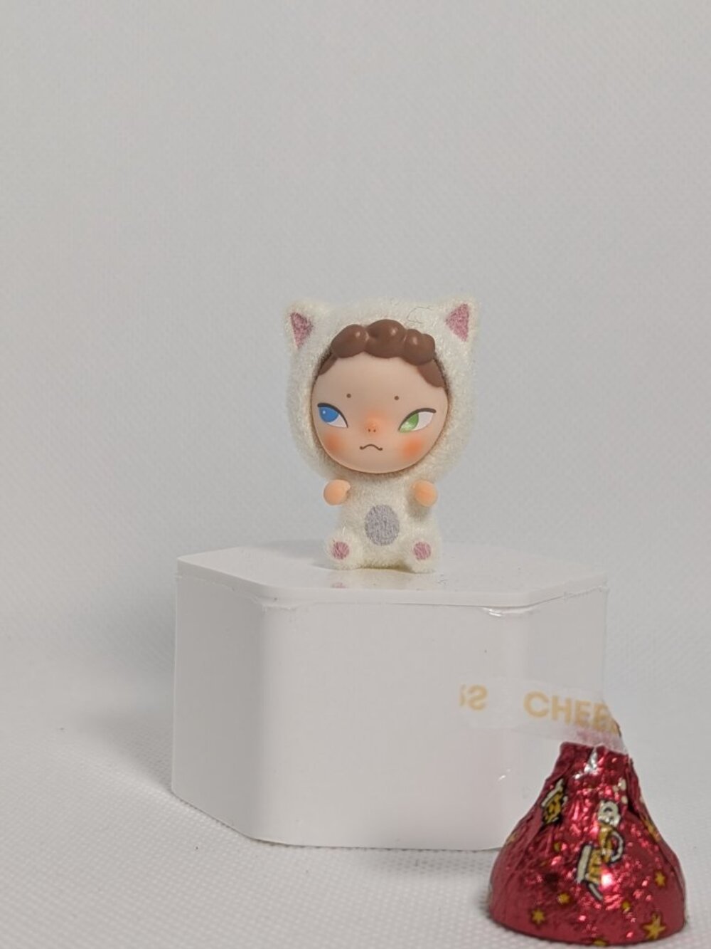 SOOYA STUDIOS The First Sitting Series Beans - White Cat Ban - Picture 2 of 4